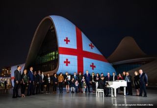 Das Gebäude des Haydar Aliyev Zentrums ist in den Farben der Staatsflagge von Georgien beleuchtet