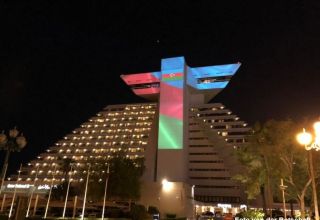 Hotelgebäude Sheraton in Doha für Aserbaidschan in Lichtstrahlen Blau, Rot, Grün beleuchtet