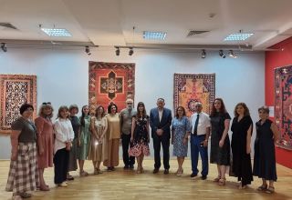 Die atemberaubende Welt der aserbaidschanischen Teppiche in Russland
