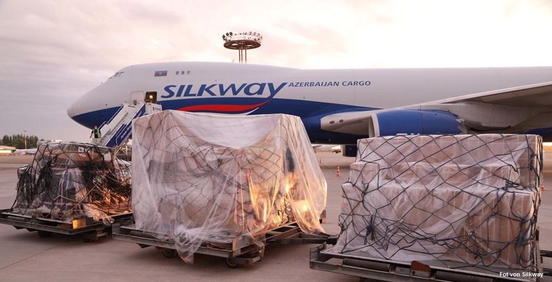 Flugzeug mit 40.000 Dosen AstraZeneca-Impfstoff aus Aserbaidschan landet in Kirgisistan