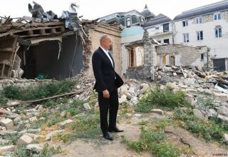 Präsident Ilham Aliyev macht sich in Gandscha mit Spuren armenischer Kriegsverbrechen vertraut
