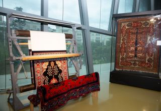 Eine feierliche Zeremonie zum Schneiden des Khanlig Karabach-Teppichs aus der Maschine fand in Baku statt
