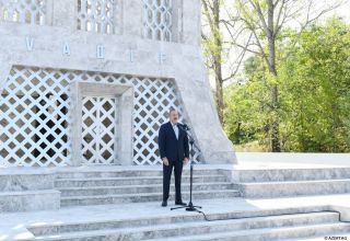 Präsident Ilham Aliyev und First Lady Mehriban Aliyeva nehmen an Vagifs Poesietagen in Schuscha teil