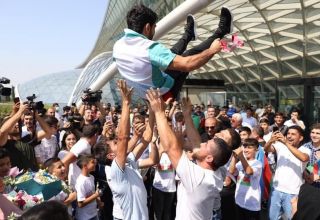 Gewinner der Paralympischen Spiele sind mit Applaus in Baku begrüßt