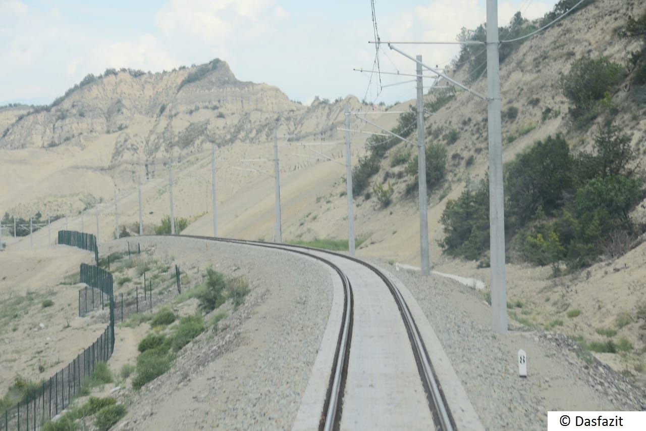 Containerzug von China nach Usbekistan auf neuer Strecke