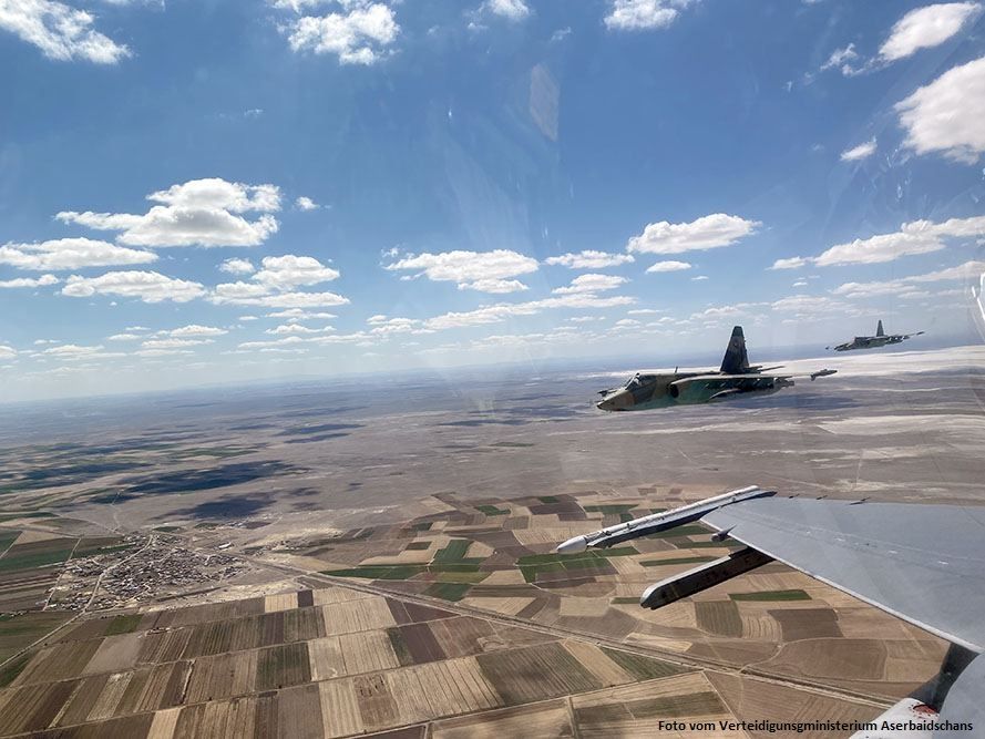 Militärflugzeuge von Aserbaidschan und der Türkei führten operative Flüge durch - Gallery Image