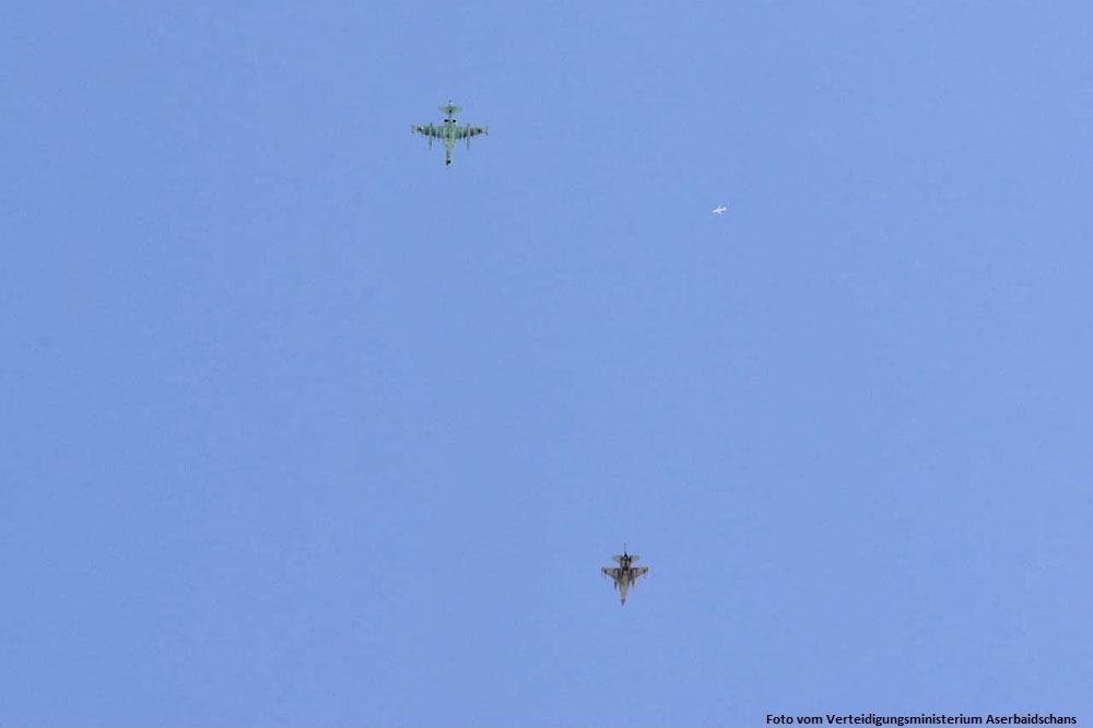 Militärflugzeuge von Aserbaidschan und der Türkei führten operative Flüge durch - Gallery Image