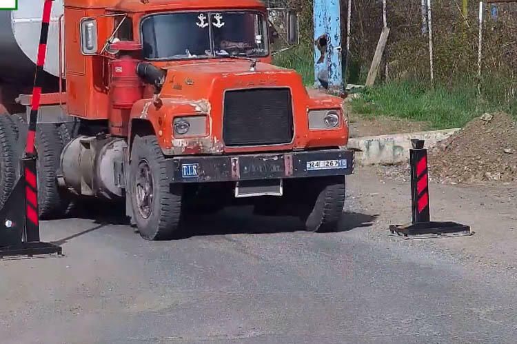 Die iranische LKWs transportieren den Schmuggel illegal nach Karabach