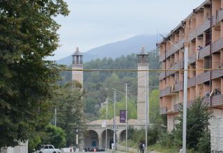Bei einem Mörserbeschuss der armenischen Streitkräfte in der Stadt Schuscha wurde ein Zivilist getötet