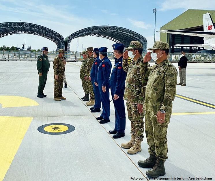 Die Führung des aserbaidschanischen Verteidigungsministeriums reiste in die Türkei