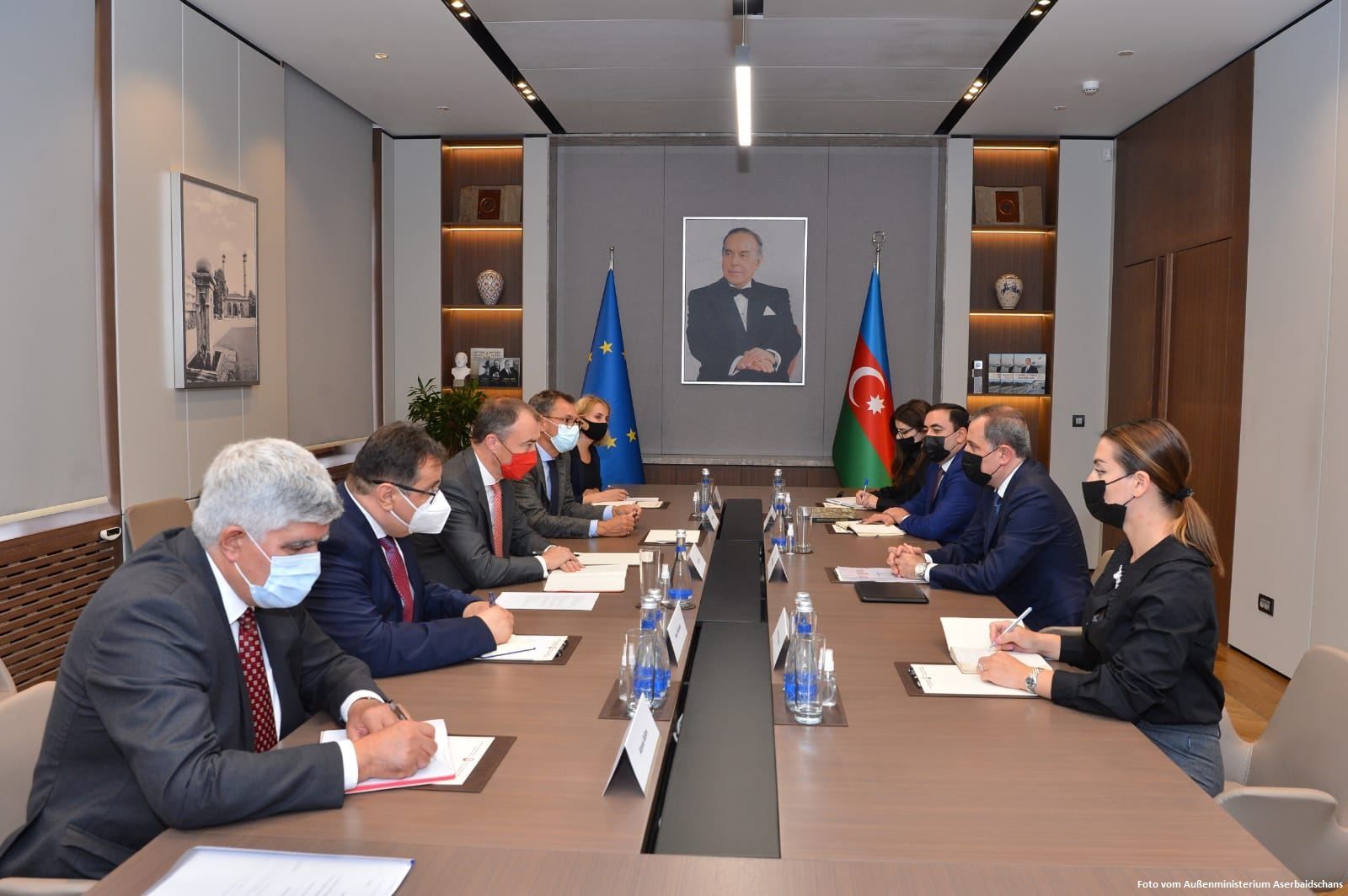 Der aserbaidschanische Außenminister Jeyhun Bayramov hat mit dem EU-Sonderbeauftragten für den Südkaukasus Toivo Klaar über die Lage in der Region gesprochen