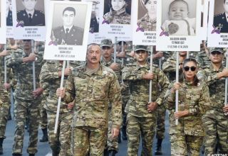 In Baku Umzug zum Andenken an die Opfer des Vaterländischen Krieges veranstaltet Präsident, Oberbefehlshaber Ilham Aliyev und First Lady Mehriban Aliyeva nahmen am Marsch teil