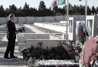 US-Botschafter in Baku Earle Litzenberger würdigt die Märtyrer des Karabach Krieges in Aserbaidschan