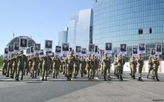 In Baku Umzug zum Andenken an die Opfer des Vaterländischen Krieges veranstaltet Präsident, Oberbefehlshaber Ilham Aliyev und First Lady Mehriban Aliyeva nahmen am Marsch teil - Gallery Thumbnail