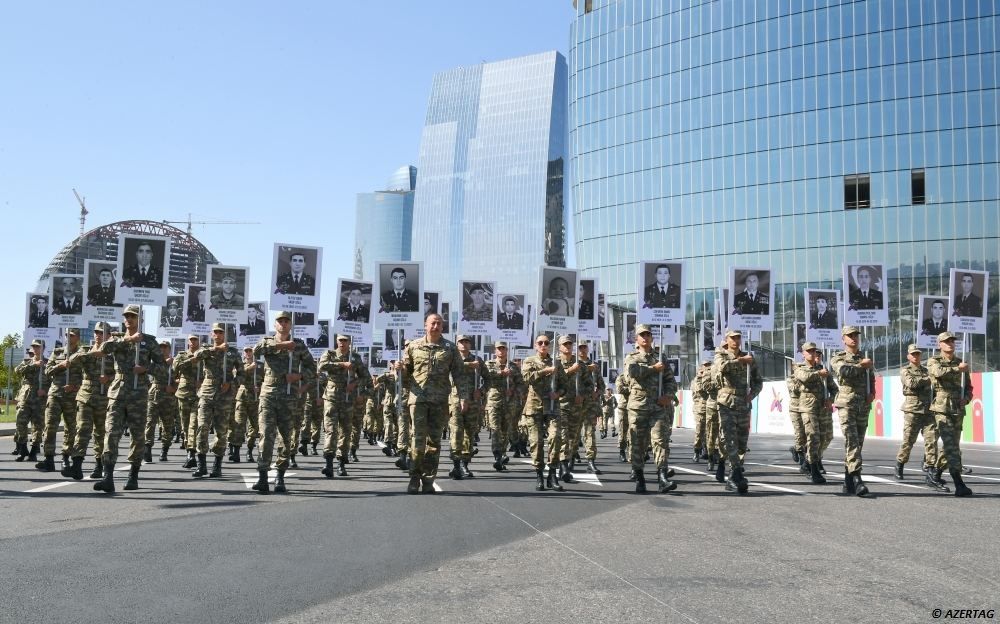 In Baku Umzug zum Andenken an die Opfer des Vaterländischen Krieges veranstaltet Präsident, Oberbefehlshaber Ilham Aliyev und First Lady Mehriban Aliyeva nahmen am Marsch teil - Gallery Image