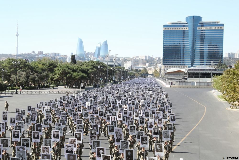 In Baku Umzug zum Andenken an die Opfer des Vaterländischen Krieges veranstaltet Präsident, Oberbefehlshaber Ilham Aliyev und First Lady Mehriban Aliyeva nahmen am Marsch teil - Gallery Image