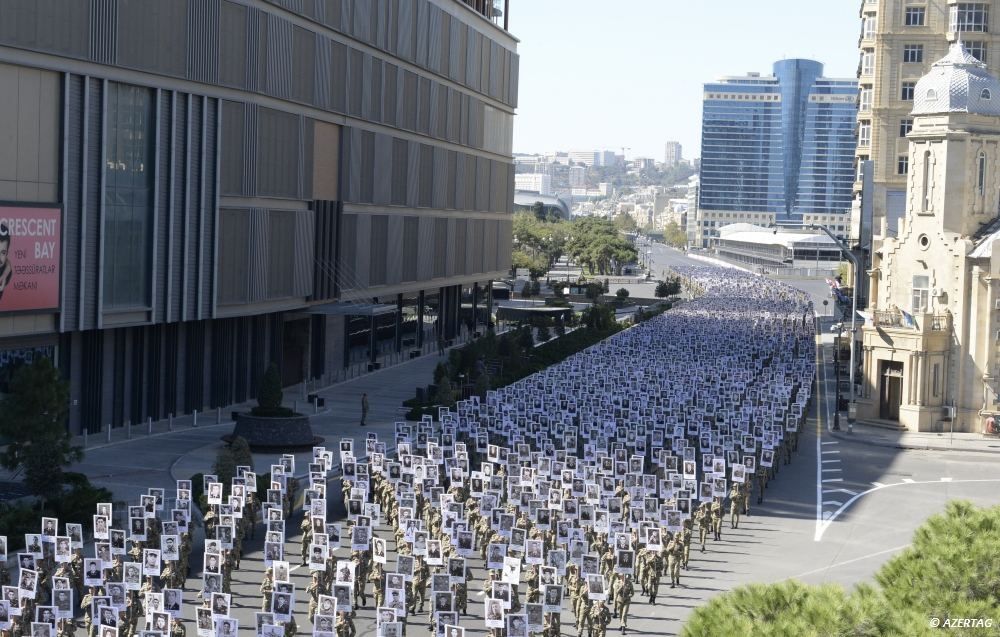 In Baku Umzug zum Andenken an die Opfer des Vaterländischen Krieges veranstaltet Präsident, Oberbefehlshaber Ilham Aliyev und First Lady Mehriban Aliyeva nahmen am Marsch teil - Gallery Image