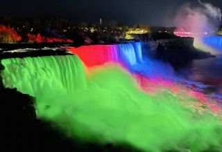 Niagarafälle wurden in den Farben der aserbaidschanischen Flagge gemalt