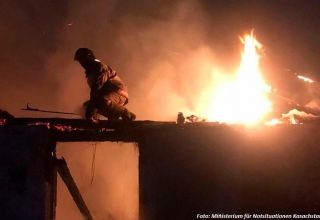 In Almaty brennt ein großes Lagerhaus: Ein operatives Hauptquartier wurde eingerichtet (VIDEO)