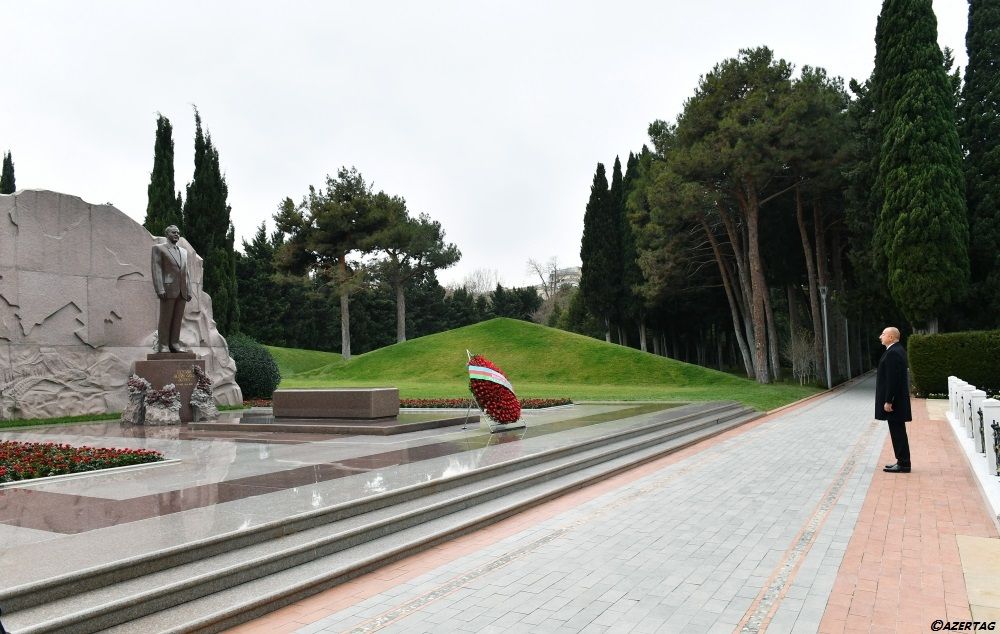 Präsident Aserbaidschans Ilham Aliyev und First Lady Mehriban Aliyeva besuchen Grabmal von Nationalleader Heydar Aliyev