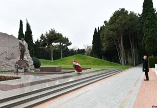 Präsident Aserbaidschans Ilham Aliyev und First Lady Mehriban Aliyeva besuchen Grabmal von Nationalleader Heydar Aliyev