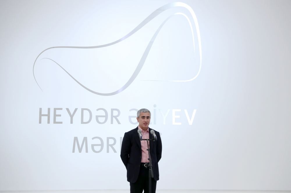 Ausstellung "Dankbarkeit" der brasilianischen Künstlerin Nina Pandolfo in Baku - Gallery Image