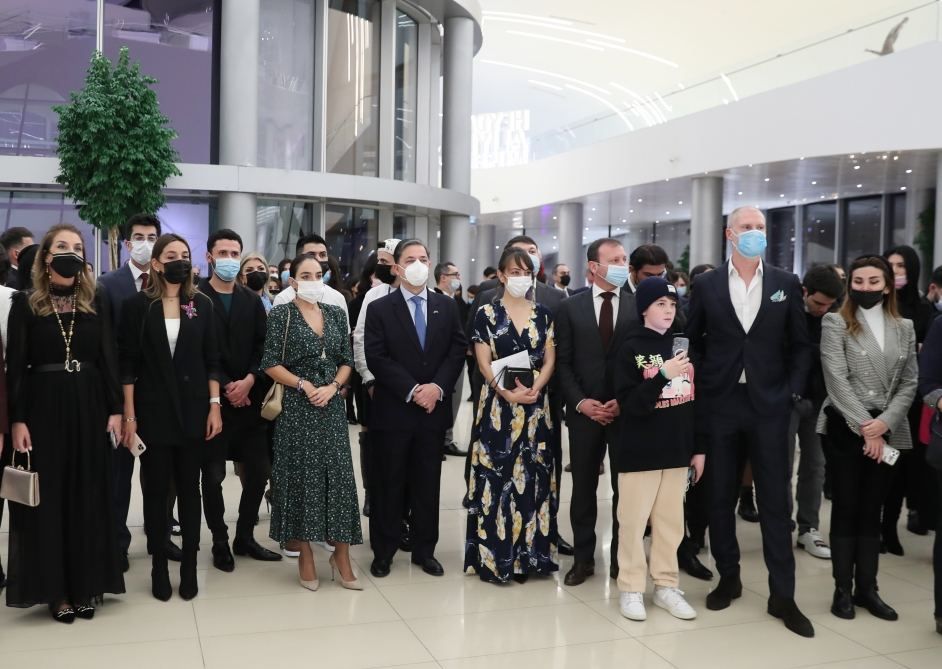 Ausstellung "Dankbarkeit" der brasilianischen Künstlerin Nina Pandolfo in Baku - Gallery Image