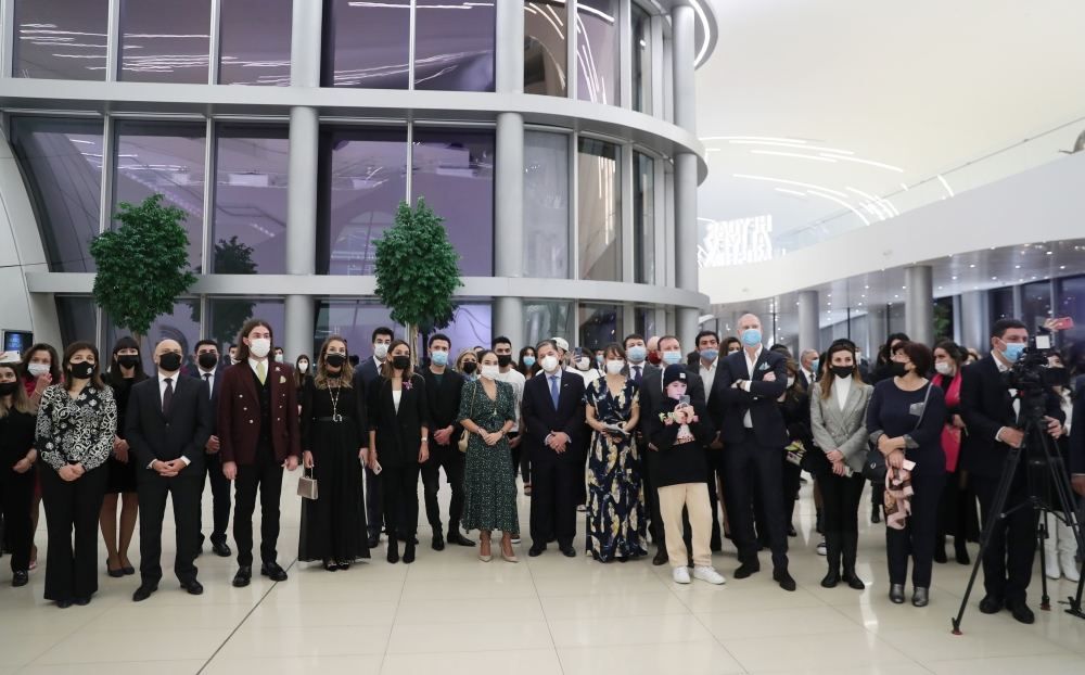 Ausstellung "Dankbarkeit" der brasilianischen Künstlerin Nina Pandolfo in Baku - Gallery Image