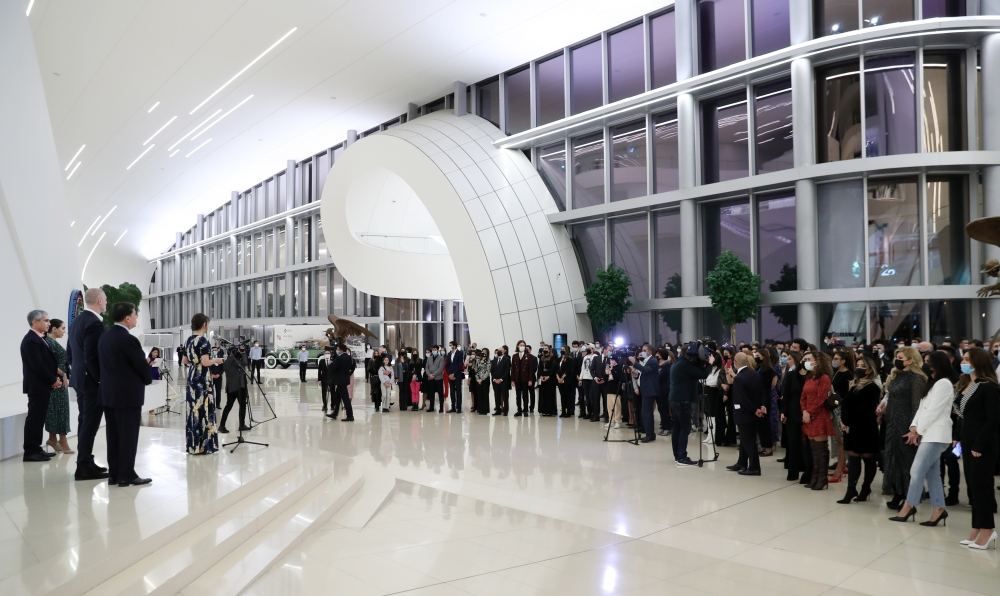 Ausstellung "Dankbarkeit" der brasilianischen Künstlerin Nina Pandolfo in Baku - Gallery Image