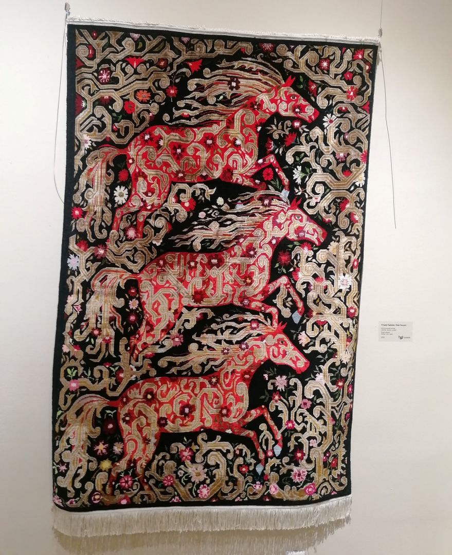 Teppichmuster eines aserbaidschanischen Künstlers werden in der Ukraine präsentiert - Gallery Image