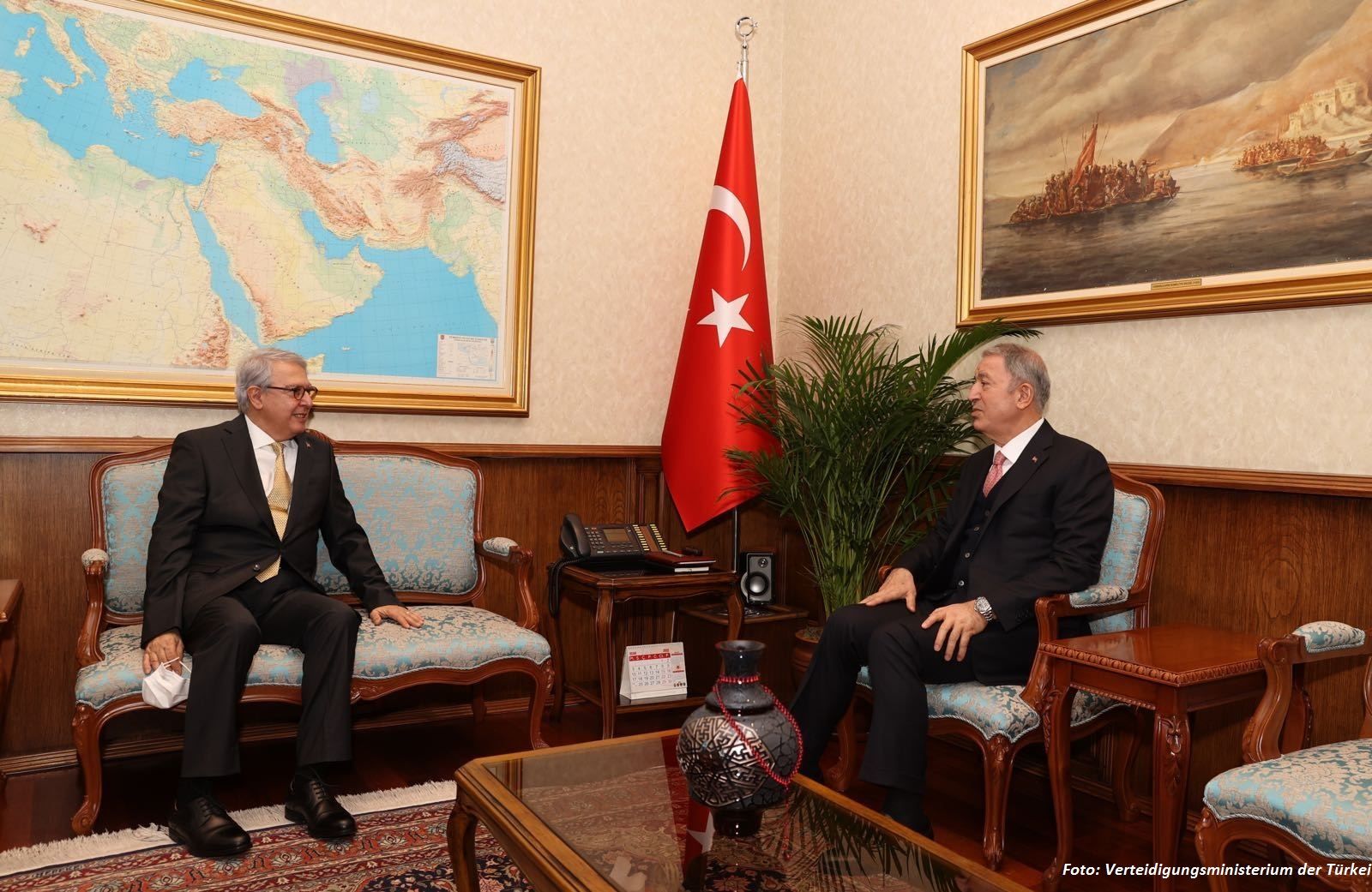 Verteidigungsminister der Tuerkei Hulusi Akar empfängt türkischen Sonderbeauftragten für Armenien
