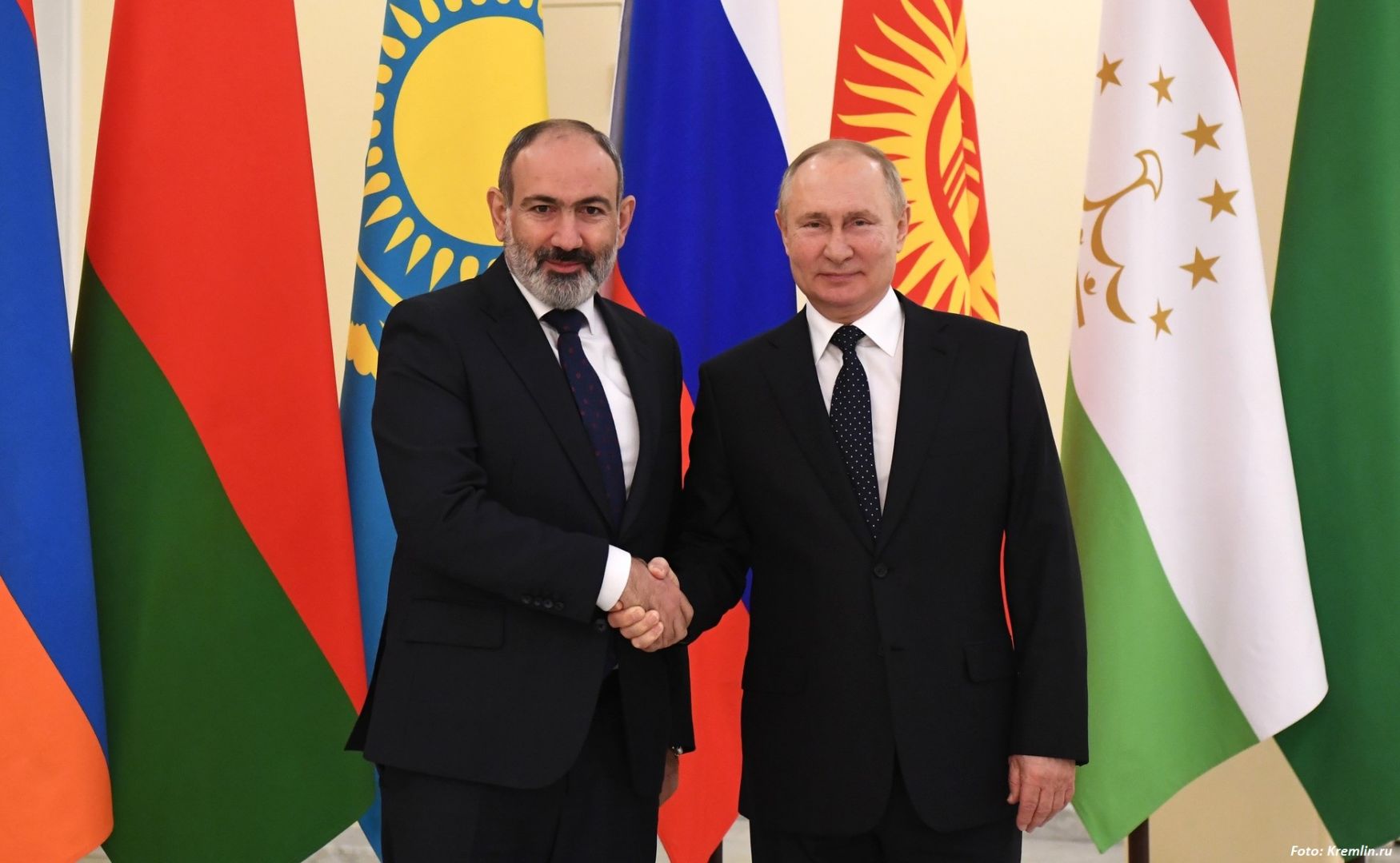 Putin und Paschinjan einigten sich darauf, die Zusammenarbeit zwischen Russland, Aserbaidschan ...