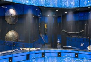 Ein Büchsenmacher aus Kanada spendete dem aserbaidschanischen Museum Schwerter, Dolche und Schilde