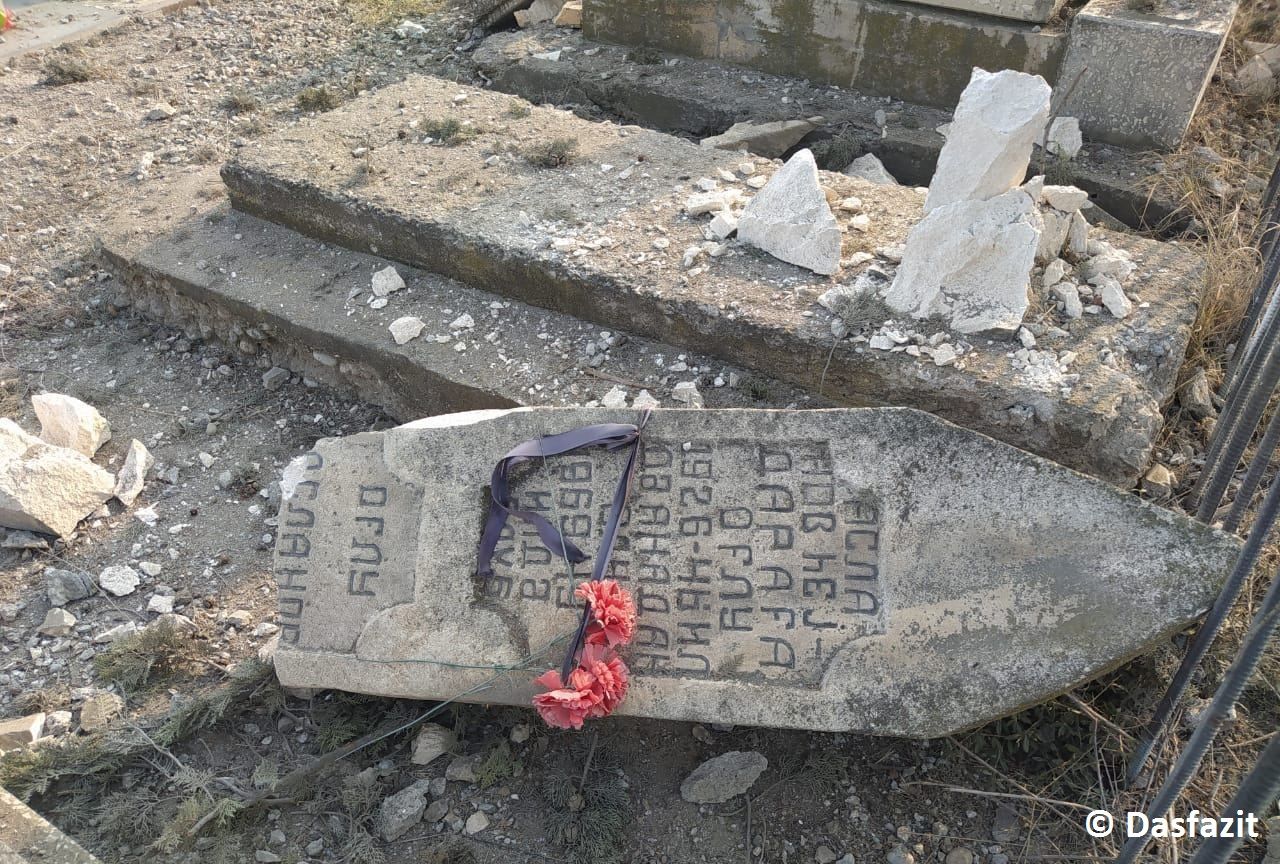Dutzende aserbaidschanische Friedhöfe in Karabach von armenischen Separatisten zerstört