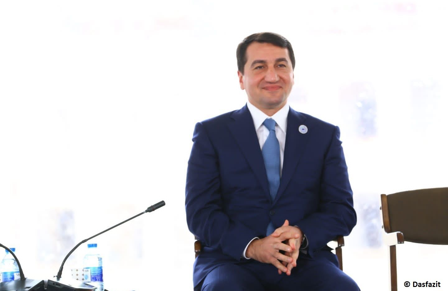 Wenn Armenien in die Zukunft blicken will, muss es einen Friedensvertrag mit Aserbaidschan unterzeichnen