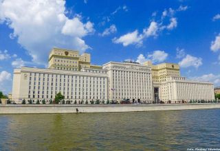 Russisches Verteidigungsministerium meldet Beschuss eines Fahrzeugs mit russischen Friedenssoldaten in Karabach