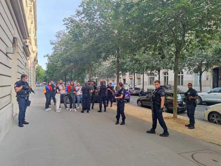 Armenier haben das aserbaidschanische Kulturzentrum in Paris angegriffen