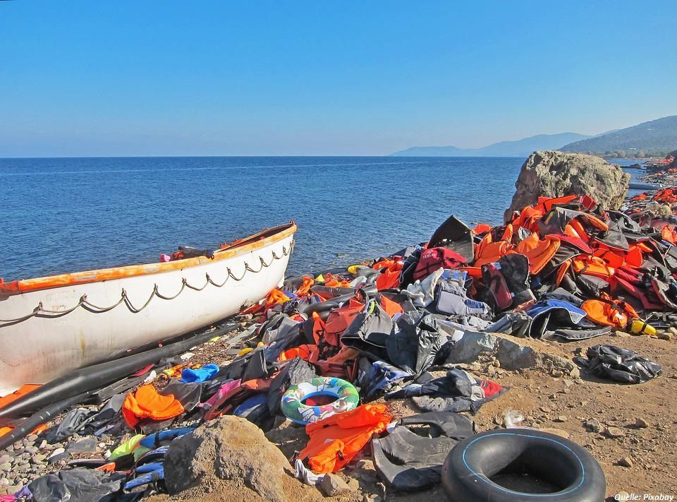Ein Boot mit Migranten an Bord ist vor der libyschen Küste gekentert
