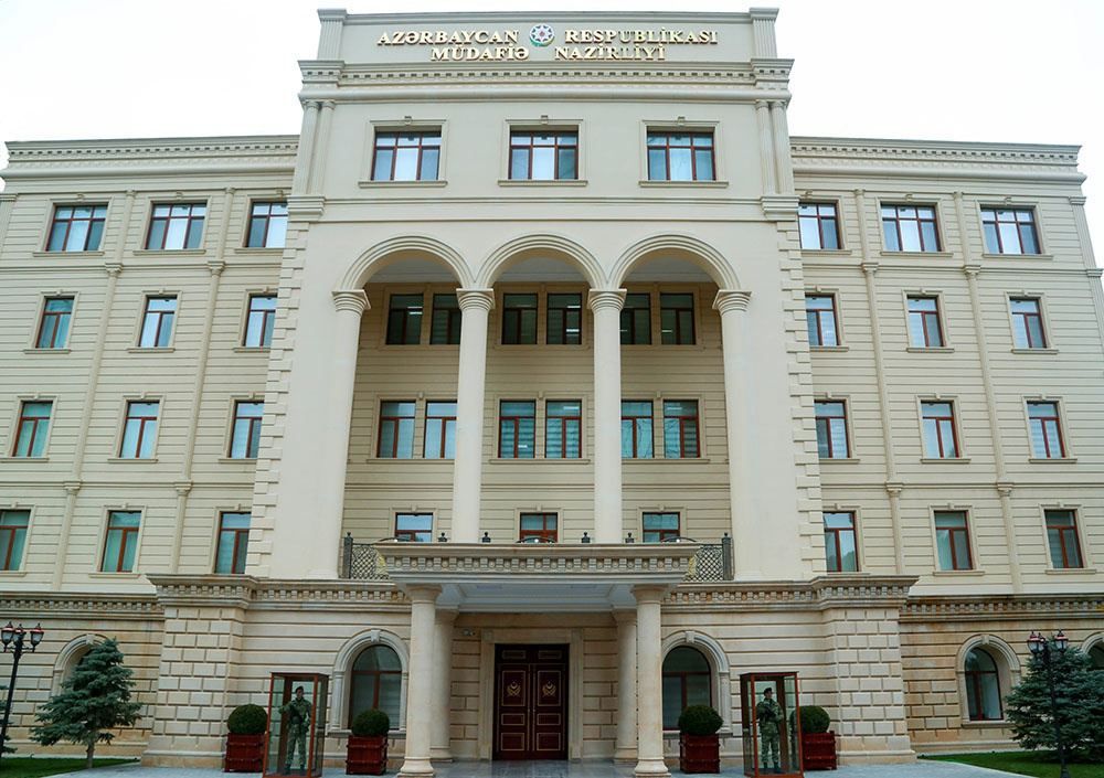 Aserbaidschans Verteidigungsministerium sagt, dass Arbeitskräfte und große Mengen an Munition von armenischen Truppen zerstört wurden