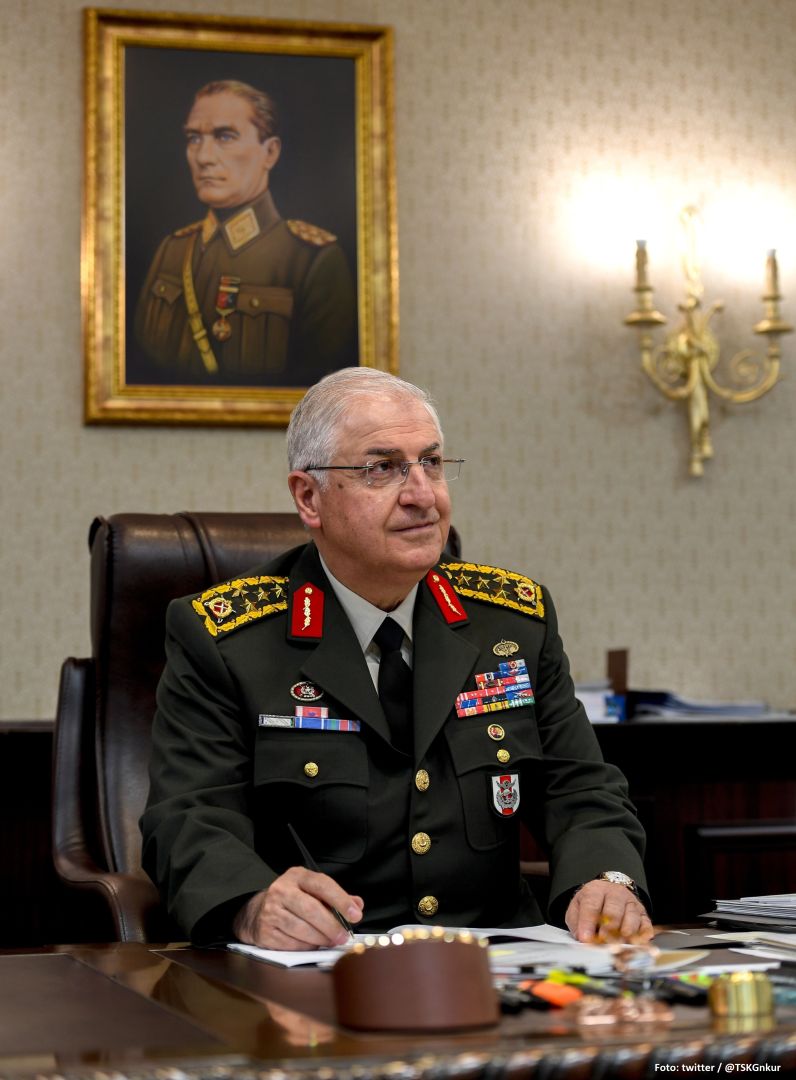 Der Generalstabschef der Türkiye ist zu einem Besuch in Aserbaidschan