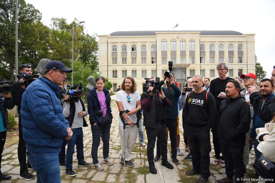 Ausländer werden Zeuge der Folgen des armenischen Vandalismus in der aserbaidschanischen Stadt Schuscha - Gallery Image