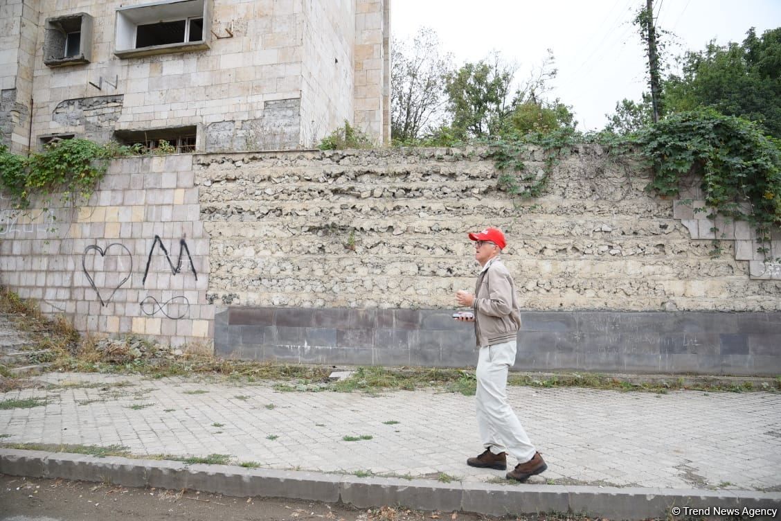 Ausländer werden Zeuge der Folgen des armenischen Vandalismus in der aserbaidschanischen Stadt Schuscha - Gallery Image