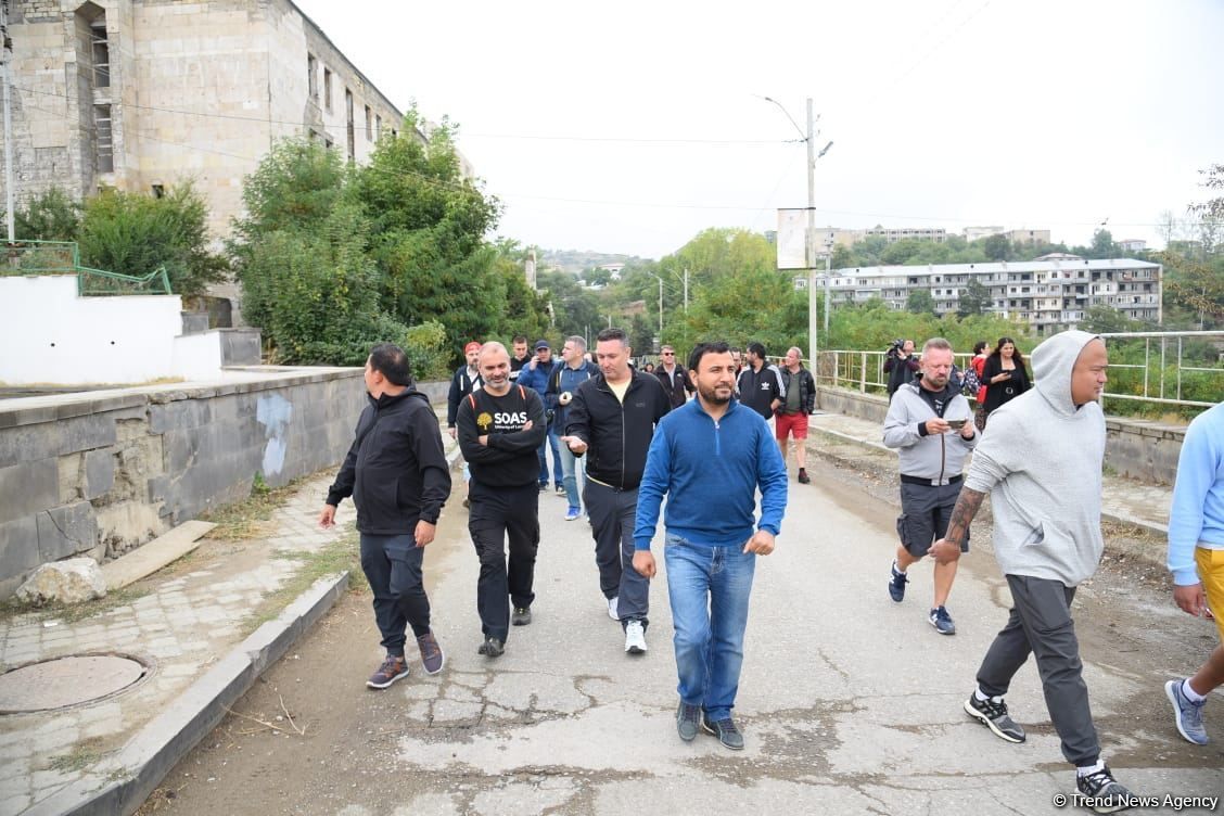 Ausländer werden Zeuge der Folgen des armenischen Vandalismus in der aserbaidschanischen Stadt Schuscha - Gallery Image