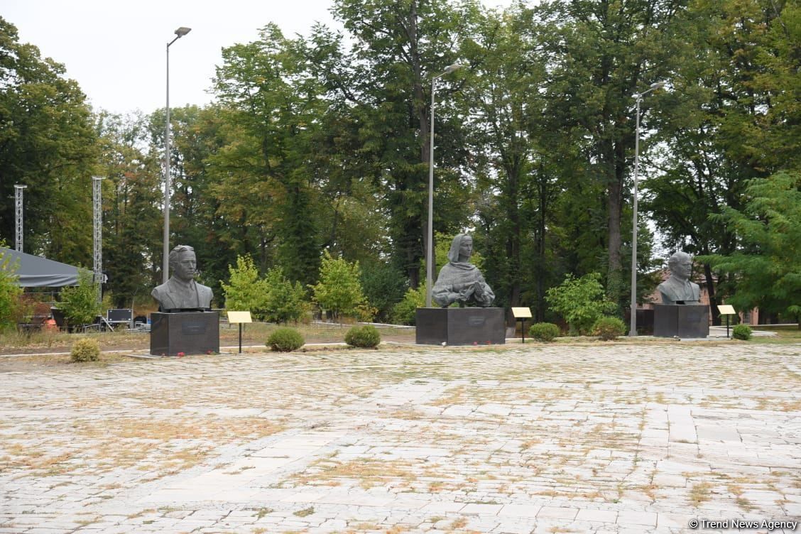 Ausländer werden Zeuge der Folgen des armenischen Vandalismus in der aserbaidschanischen Stadt Schuscha - Gallery Image