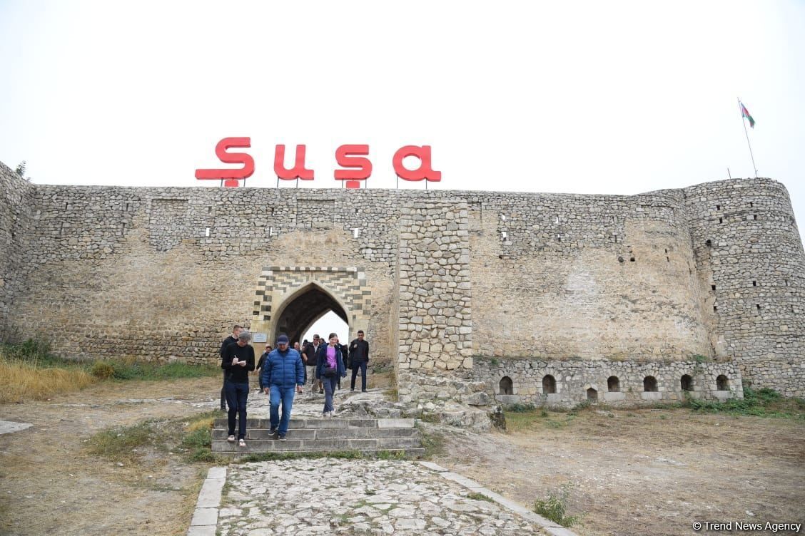 Ausländer werden Zeuge der Folgen des armenischen Vandalismus in der aserbaidschanischen Stadt Schuscha - Gallery Image
