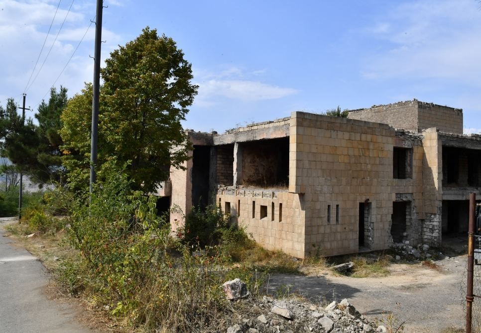 Präsident Ilham Aliyev betrachtet die von Armeniern verübten Zerstörungen in der Hauptstraße von Latschin (FOTO) - Gallery Image