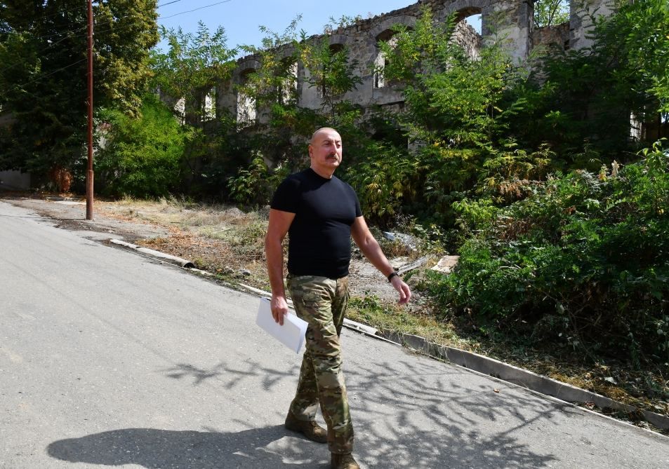 Präsident Ilham Aliyev betrachtet die von Armeniern verübten Zerstörungen in der Hauptstraße von Latschin (FOTO) - Gallery Image