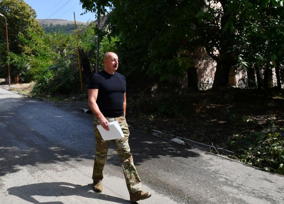 Präsident Ilham Aliyev betrachtet die von Armeniern verübten Zerstörungen in der Hauptstraße von Latschin (FOTO) - Gallery Image