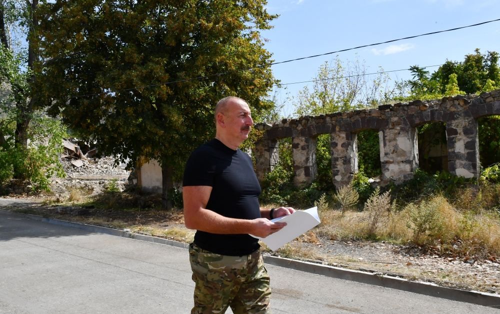 Präsident Ilham Aliyev betrachtet die von Armeniern verübten Zerstörungen in der Hauptstraße von Latschin (FOTO) - Gallery Image