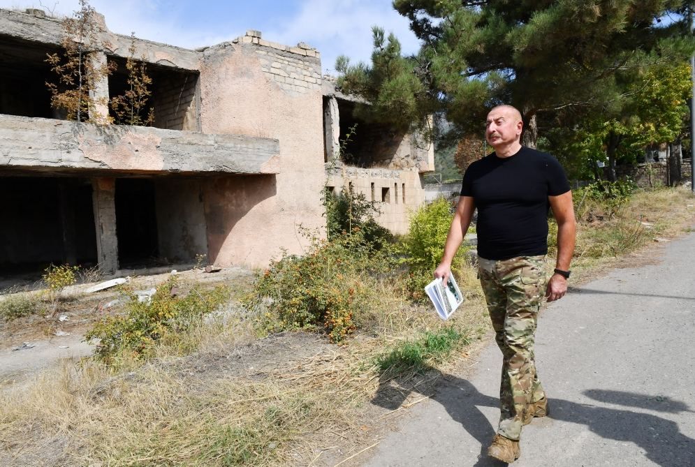 Präsident Ilham Aliyev betrachtet die von Armeniern verübten Zerstörungen in der Hauptstraße von Latschin (FOTO) - Gallery Image